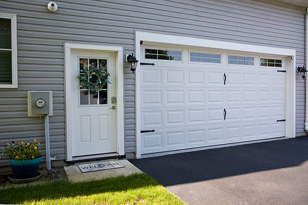 24/7 Emergency Garage Door Panel Replacement experts in Bath, MI